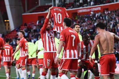 Baptistao mostrando la camiseta de Nico Melamed a la grada.