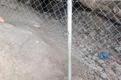 Malla forzada en el acceso a la cueva.