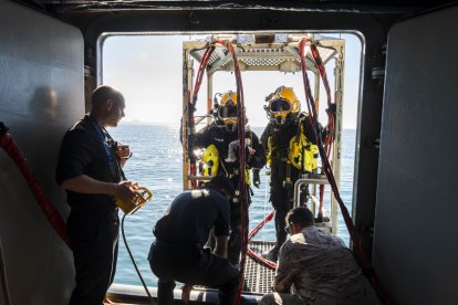 Dos buceadores de la Armada, en el buque Neptuno.