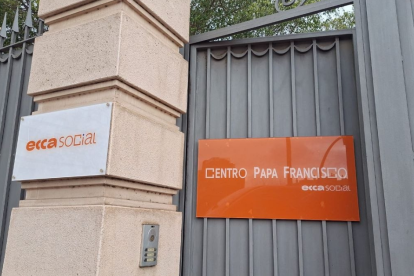 Letrero del Centro Papa Francisco a las puertas del edificio del Seminario de Almería.