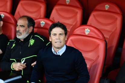 Rubi en el banquillo del Estadio de los Juegos Mediterráneos.