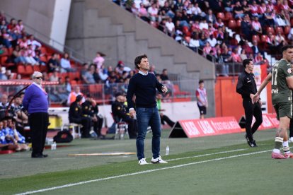 Rubi en la banda del Estadio de los Juegos Mediterráneos.