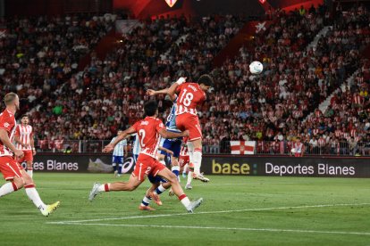 Un remate limpio ganando la acción al defensa acabó en gol anulado.