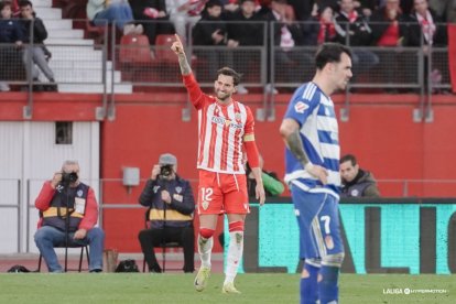 El jugador donostiarra daba mucho tormento al Almería en la primera vuelta.