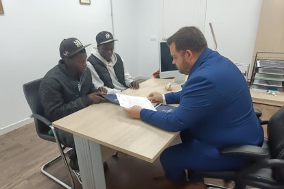 Pape y Abdoulaye atienden a las explicaciones de su abogado Antonio M. Sánchez Lárazo.