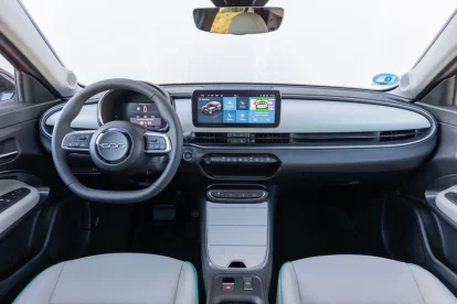 Interior amplio y tecnológico del Fiat 600