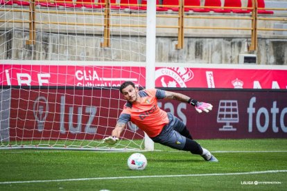 Un portero felino que sabe jugar con los pies y se ha adaptado a España.