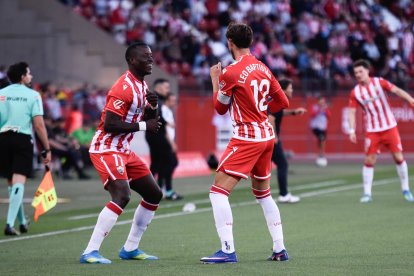 Baptistao y Lopy se marcan un baile para celebrar un gol.