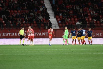 El Andorra celebró dos goles en Almería y pudieron ser más.