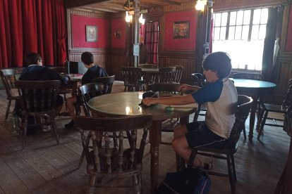 Los alumnos dibujando en el entorno de Oasys Minihollywood.
