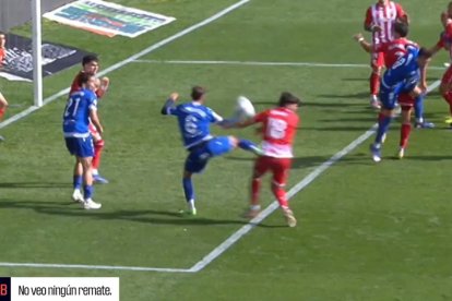 Momento en el que Lax Franco decide que la mano de Federico Bonini no es merecedora de terminar en penalti para el Burgos.