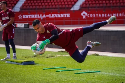 Andrés Fernández vuelve a ser el escudo del Almería.