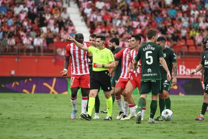 Dion Lopy es proclive a no terminar los partidos con el Almería.