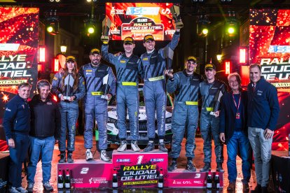 El podio de llos ganadores del Desafio Peugeot, con Puertas y Fernández en los más alto.