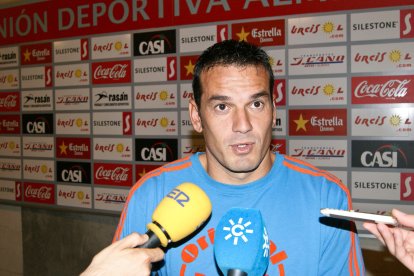 Atendiendo a la prensa en la zona mixta del Estadio de los Juegos Mediterráneos.