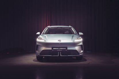 Disponible con dos capacidades de batería, de 43 o 54 kWh, ofrece unas autonomías homologadas de 325 y 418 kilómetros.