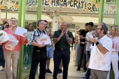 Acto de homenaje a Jose y Consuelo por los 40 años de la cantina del IES El Palmeral.