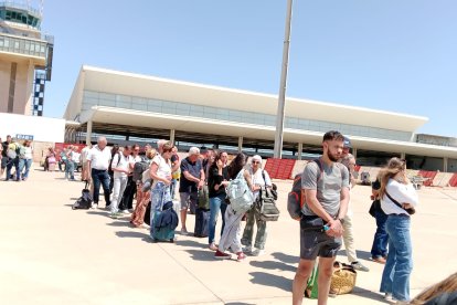 Los pasajeros siendo reubicados en otro avión.