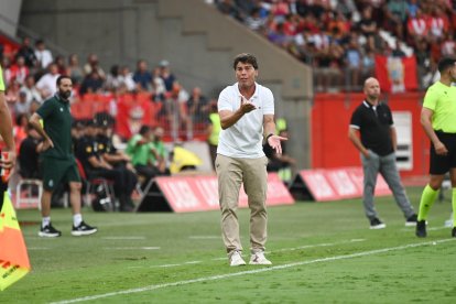 El entrenador del Almería necesita sacar el lado obrero de sus estrellas.