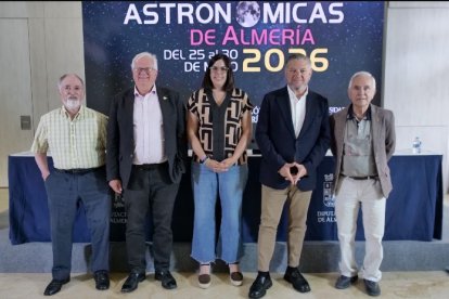 Brian P. Schmidt, nobel de Física; el científico John E. Beckman; y Pedro San José, coordinador de las Jornadas Astronómicas de Almería; junto a la diputada Almudena Morales y el concejal Diego Cruz.