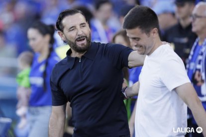 Alessio Lisci saluda a Pepe Bordalás en su último partido como rojillo.
