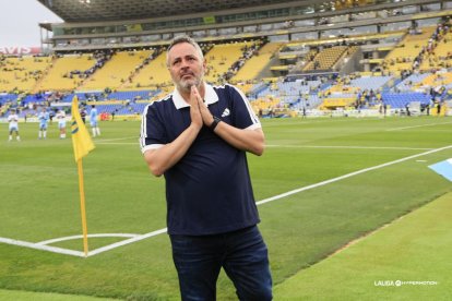El entrenador, David Navarro, pide perdón a los seguidores maños en Gran Canaria.