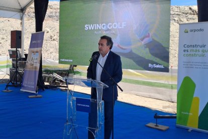 Lorenzo Santana, director territorial de Metrovacesa en Andalucía Oriental, durante su intervención en el acto de colocación de la primera piedra de Swing Golf.