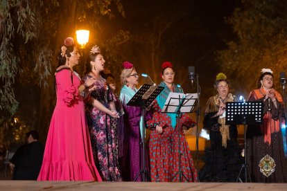 Imagen del coro de la Hermandad de Nuestra Señora del Rocío de Garrucha durante su actuación en el rosario del Rocío.