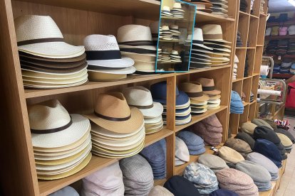 Los sombreros, colocados con cuidado en las estanterías, en el interior del local.
