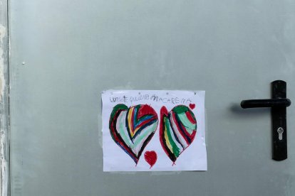 Dibujo infantil colocado en altar improvisado a las puertas de La Posada para recordar a Luis.