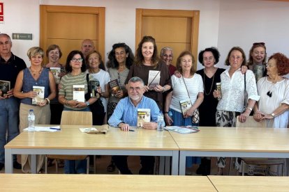 Francisco Cañabate con los clubes de lectura de Aguadulce.