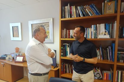Fran Fernández charlando con Pedro M. de la Cruz, director de LA VOZ.