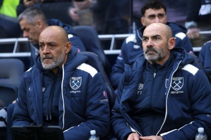 Nuno Espírito Santo, entrenador, junto a su asistente, Paco Jémez.
