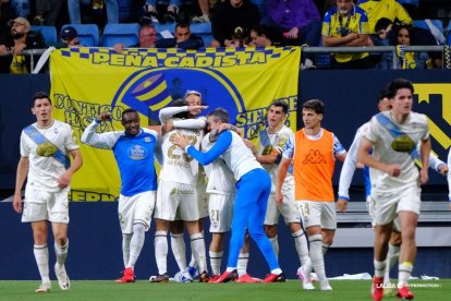 El jugador felicitado por sus compañeros tras el gol en el Mirandilla.