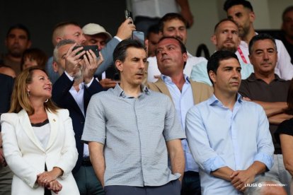 El presidente del Castellón, Bob Voulgaris lanza a sus muchachos hacia Primera.