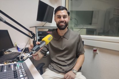 Recordó en la antena de la Cadena en el espacio La Voz del Almería que lleva mucho tiempo lejos de Almería.