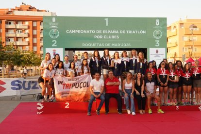 Los clubes femeninos posando con su medalla.