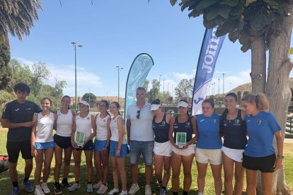 Las finalistas recogen su premio.