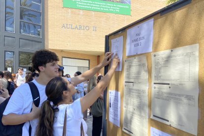 Alumnos comprobando los carteles que indicaban las clases y los profesores al cargo para el primer día de PAU en la UAL.