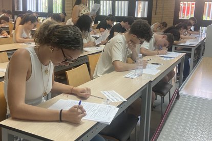 Una alumna, concentrada durante el examen de Historia de España en uno de los aularios de la UAL.