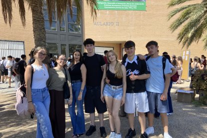 Alumnos y una profesora del IES Portocarrero, a las puertas del aulario II de la UAL.
