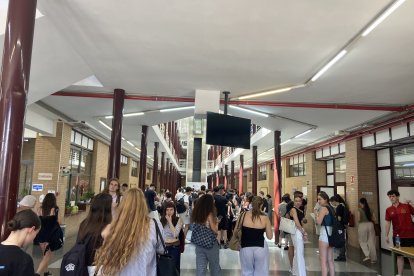 Alumnos antes de entrar al último examen de la jornada: inglés o francés.