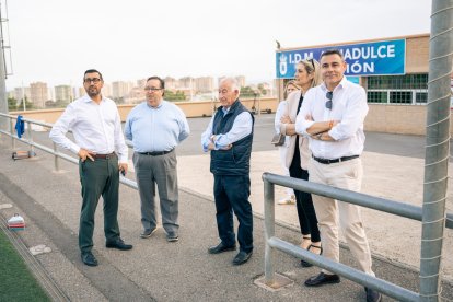 El alcalde, Gabriel Amat y su equipo revisan la renovación de luminaria.