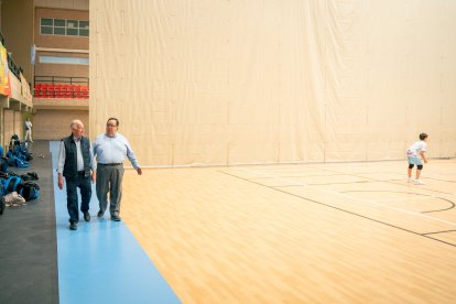 El alcalde, Gabriel Amat y su equipo revisan la renovación de luminaria.
