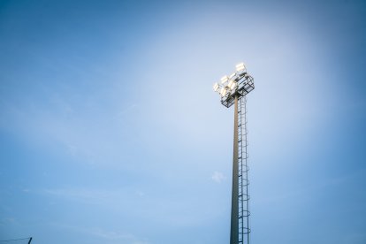 Roquetas de Mar renueva la iluminación de sus centros deportivos.