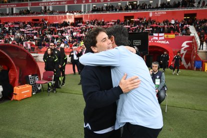 Pacheta y Rubi se abrazan antes del Almería 3 Granada 2.