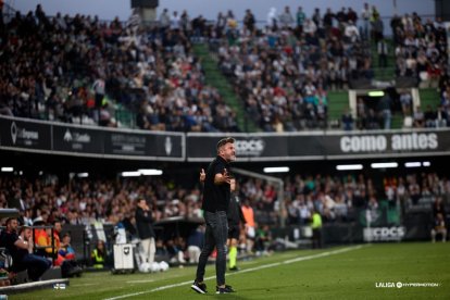 A Iván Ania le falta campo y se sale de su área técnica.