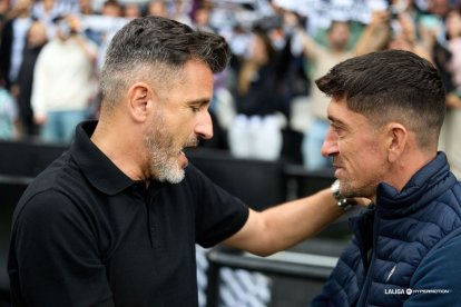 Iván Ania saludando a Pablo Hernández antes del partido.