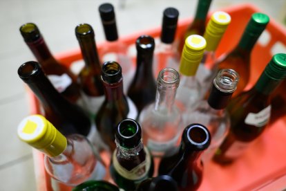 Foto de archivo de unas botellas de vino recopiladas en una caja.