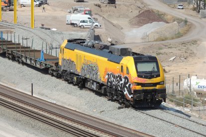 Locomotora diésel 337 de Ferrovial con un tren carrilero en El Puche este miércoles, 3 de junio.